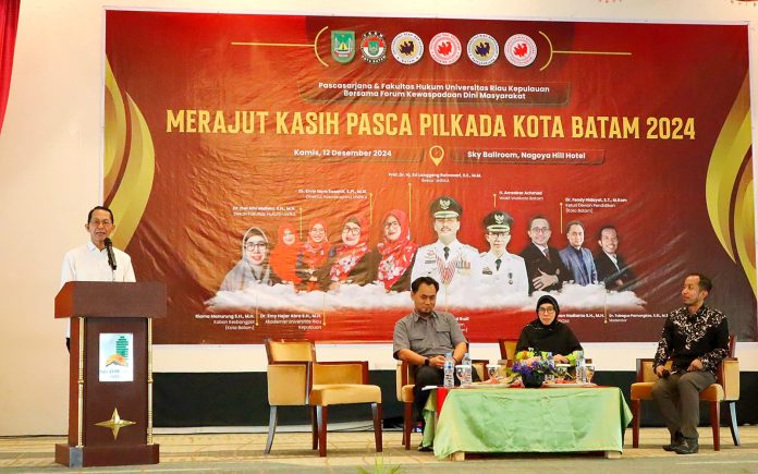 Wakil Wali Kota Batam Amsakar Achmad menghadiri seminar yang ditaja Pascasarjana dan Fakultas Hukum Universitas Riau Kepulauan (Unrika) bersama Forum Kewaspadaan Dini Masyarakat (FKDM) Kota Batam, di Sky Ballroom Nagoya Hill Hotel. (Diskominfo Batam)