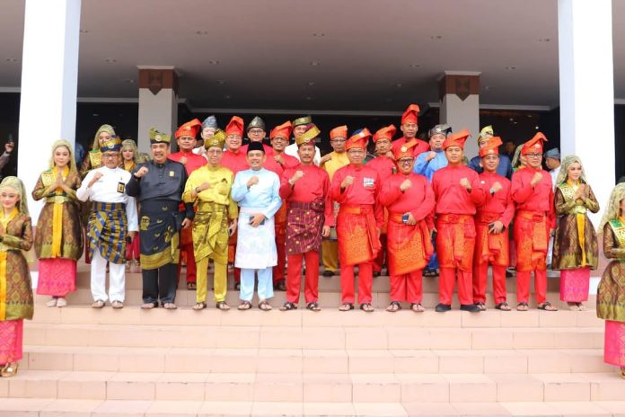 Wali Kota Batam, Muhammad Rudi, bertindak sebagai Inspektur Upacara pada Peringatan Hari Jadi Kota Batam ke-195 Tahun 2024 yang digelar dengan khidmat di Dataran Engku Puteri, Batam Centre, Kota Batam, Provinsi Kepri, Rabu (18/12/2024). (Diskominfo Kota Batam)
