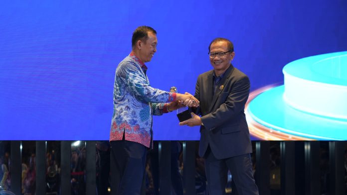 BP Batam kembali menerima predikat “Informatif” dalam penghargaan bergengsi Anugerah Keterbukaan Informasi Publik (KIP) Tahun 2024, Selasa malam (17/12/2024). (Humas BP Batam)