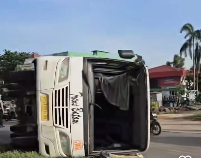 Satu unit Trans Batam plat polisi BP 7683 UU terbalik di Jalan Laksaman Bintan, Kota Batam, Provinsi Kepuluauan Riau (Kepri), Senin (23/12/2024) sekira pukul 07.55 WIB. (uly)