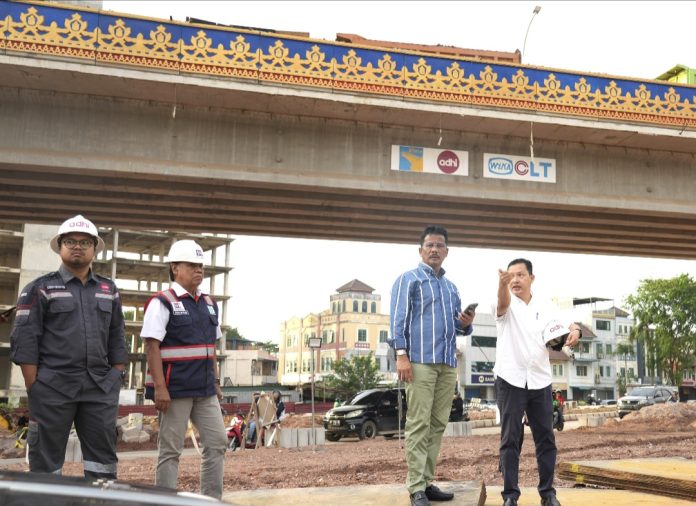 Kepala BP Batam Muhammad Rudi, meninjau pembangunan akhir Proyek Flyover Laksamana Ladi atau Flyover Sei Ladi, Selasa (24/12/2024) sore. (Humas BP Batam)