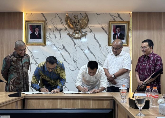 Anggota Bidang Pengusahaan, Wan Darussalam dan PT Batam Sarana Surya menandatangani Adendum Kedua Penyediaan Infrastruktur Genangan Waduk Duriangkang, Selasa (24/12/2024). (Humas BP Batam)