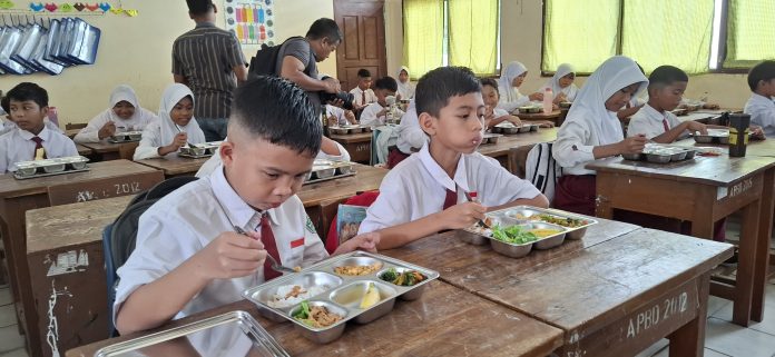Koordinator Sub Penyelenggara Program Gizi (SPPG) Kota Batam, Defri Frenaldi, mengatakan program MBG sudah menjangkau ribuan masyarakat. (uly)