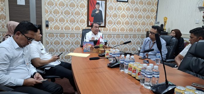 Kadiperindag Kota Batam, Gustian Riau membantah biaya Fuel Card 5.0 untuk pembelian pertalite dikenakan Rp 25 ribu perbulannya. Ia menegaskan biaya perbulannya hanya Rp 20 ribu. (uly)