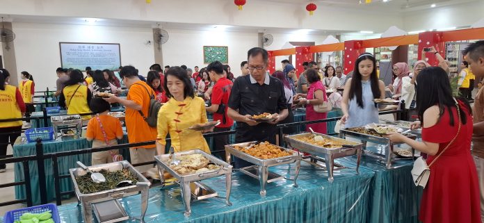Maha Vihara Duta Maitreya Monastery menyediakan 30 ribu porsi makanan vegetarian gratis di hari Tahun Baru Imlek 2576 Kongzili, Rabu (29/1/2025). (uly)