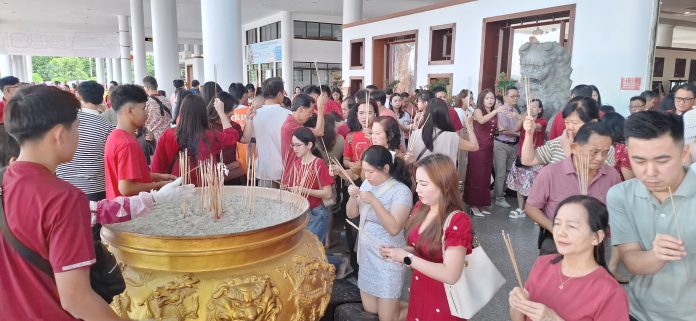 Sejumlah masyarakat Tionghoa merayakan Tahun Baru Imlek 2576 Kongzili di Maha Vihara Duta Maitreya Monastery. (uly)