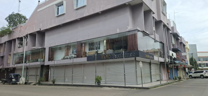 Sejumlah pertokoan yang biasanya ramai dengan aktivitas jual beli terlihat tutup saat Tahun Baru Imlek 2576 Kongzili. (uly)