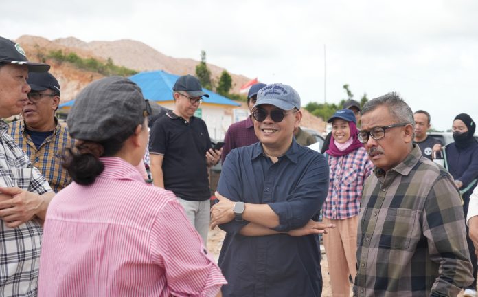 BP Batam bersama Pemerintah Kota (Pemko) Batam berkesempatan untuk meninjau lokasi pembangunan pasar sementara di Kawasan Tanjung Banon, Sabtu (4/1/2025). (Humas BP Batam)