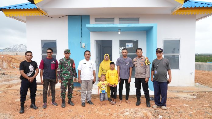 Sebanyak 5 Kepala Keluarga (KK) asal Rempang kembali bergeser dari hunian sementara menuju rumah baru di Kawasan Tanjung Banon, Senin (6/1/2025). (Humas BP Batam)