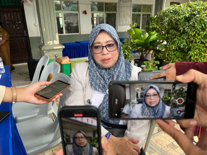 Anggota Komisi IV DPRD Kota Batam, Asnawati Atiq meninjau program Makanan Bergizi Gratis (MBG), Senin (13/1/2025) di SMP Negeri 30 Batam. (uly)