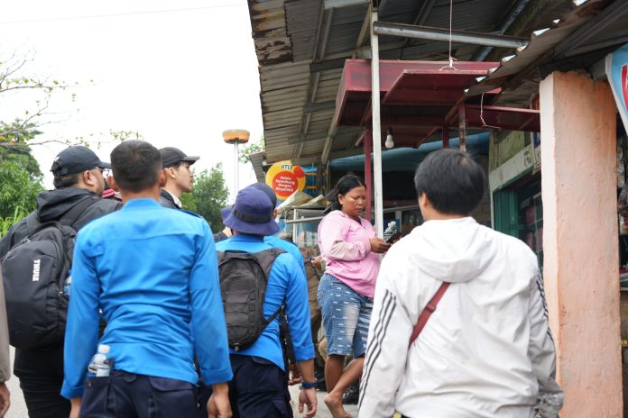 BP Batam melakukan pengukuran dan pendataan terhadap warga terdampak pelebaran jalan dari Pelabuhan Batu Ampar - Kampung Seraya (Jalan Kuda Laut - Prambanan - Majapahit), Selasa (21/1/2025). (Humas BP Batam)