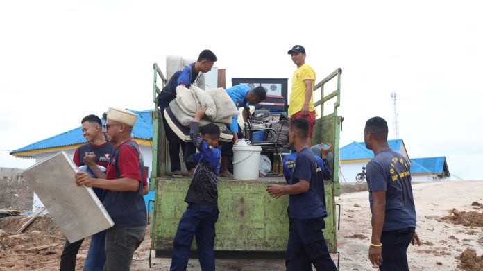 BP Batam memfasilitasi pergeseran terhadap 3 Kepala Keluarga (KK) asal Sembulang dari hunian sementara ke rumah baru yang berlokasi di Kawasan Tanjung Banon, Selasa (21/1/2025). (Humas BP Batam)