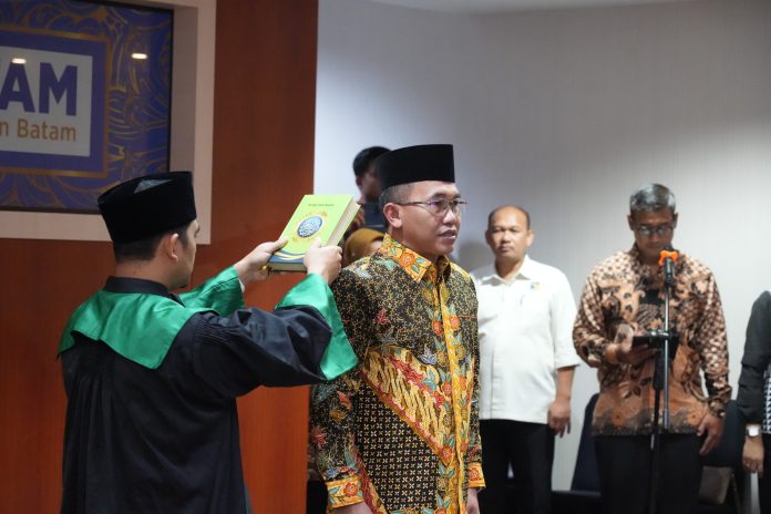 Kepala BP Batam, Muhammad Rudi melantik Brigjen Pol Teguh Yuswardhie sebagai Direktur Pengamanan Aset BP Batam, Selasa (22/1/2025). (Humas BP Batam)