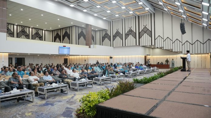 Kepala BP Batam Muhammad Rudi memberikan pengarahan untuk mendukung dan menjalankan Instruksi Presiden tentang efisiensi belanja dalam pelaksanaan APBN dan APBD tahun anggaran 2025, di Balairungsari BP Batam, Jumat (24/1/2025). (Humas BP Batam)