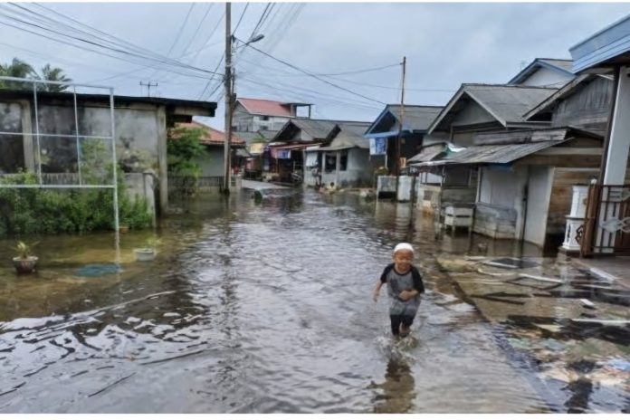 Upaya antisipasi banjir rob di wilayah Kota Batam, Dinas Bina Marga dan Sumber Daya Air (DBMSDA) Kota Batam, siagakan personel di lokasi rawan. (Istimewa) Upaya antisipasi banjir rob di wilayah Kota Batam, Dinas Bina Marga dan Sumber Daya Air (DBMSDA) Kota Batam, siagakan personel di lokasi rawan. (Istimewa)