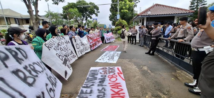 Aliansi Mahasiswa Se-Kota Batam menggelar aksi unjuk rasa di depan Kantor DPRD Kota Batam, Rabu (5/2/2025). (uly)