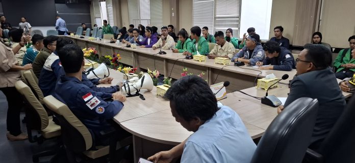 Anggota Komisi I DPRD Kota Batam, Anwar Anas mengapresiasi aksi unjuk rasa puluhan mahasiswa, Rabu (5/2/2025). (uly)