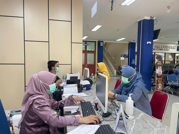 Kepala Biro Humas Promosi dan Protokol, Ariastuty Sirait membantah kabar yang menyebutkan bahwa Rumah Sakit (RS) BP Batam tidak lagi melayani pasien berstatus BPJS. (Humas BP Batam)