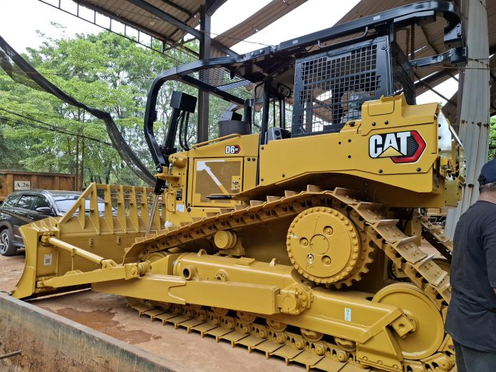 Kehadiran alat berat buldozer baru dapat memperbaiki pengelolaan sampah di TPA Punggur yang setiap harinya menerima sekitar 1.300 ton sampah. (Istimewa)