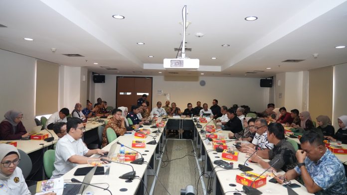 Kepala Pusat Pengembangan KPBPB dan KEK BP Batam, Irfan Syakir menerima audiensi dan koordinasi dari BPH Migas, Kamis (13/2/2025). (Humas BP Batam)