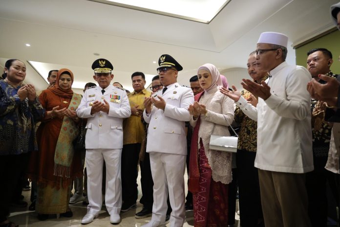 Presiden RI Prabowo Subianto Resmi Melantik Gubernur dan Wakil Gubernur Kepri terpilih, yakni, Ansar Ahmad dan Nyanyang Haris Pratamura, Kamis (20/2/2025) di Istana Merdeka, Jakarta. (Diskominfo Kepri)