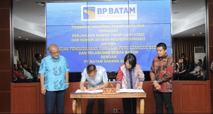 BP Batam dan PT Batam Sarana Surya perkuat Perjanjian Kerja Sama Pembangkit Listrik Tenaga Surya (PLTS) Terapung Dam Duriangkang lewat penandatanganan Adendum Ketiga pada Rabu (5/2/2025) di Marketing Centre. (Humas BP Batam)
