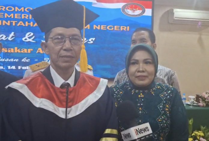 Sidang promosi doktor ilmu pemerintahan, Amsakar Achmad didampingi oleh isterinya, Erlita Sari di Kampus IPDN Jakarta, Jumat (14/2/2025). (Istimewa)