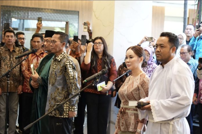 Menteri Koordinator Bidang Perekonomian Airlangga Hartarto selaku Ketua Dewan Kawasan Perdagangan Bebas dan Pelabuhan Bebas (KPBPB) Batam melantik Wali Kota Batam 2025-2030 Amsakar Achmad sebagai Kepala Badan Pengusahaan Kawasan Perdagangan Bebas dan Pelabuhan Bebas Batam (BP Batam). (Humas BP Batam)