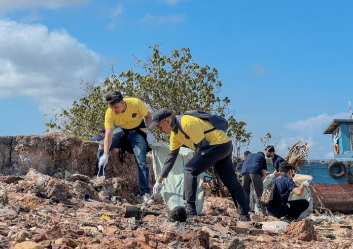 Memperingati HPSN 2025, HARRIS Barelang bersama YELLO Hotel gelar aksi bersih-bersih di Pantai Tanjung, Sabtu (22/2/2025). (Istimewa)