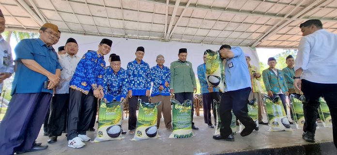 Pemko Batam menyalurkan sebanyak 7.800 beras kepada tokoh agama di Kota Batam di Alun-Alung Engku Puteri, Senin (17/3/2025). (uly)