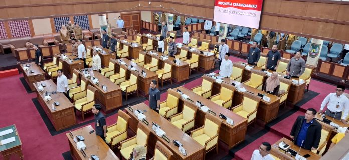DPRD Kota Batam menggelar rapat paripurna Ranperda Perubahan Perda Nomor 3 Tahun 2019 tentang Penyelenggaraan Pendidikan Dasar, Senin (24/3/2025). (uly)