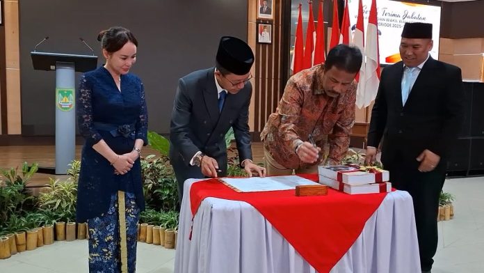 Wali Kota dan Wakil Wali Kota Batam Periode 2025-2030 Amsakar Achmad dan Li Claudia Chandra menjalani sertijab, Senin (3/3/2025) (uly)