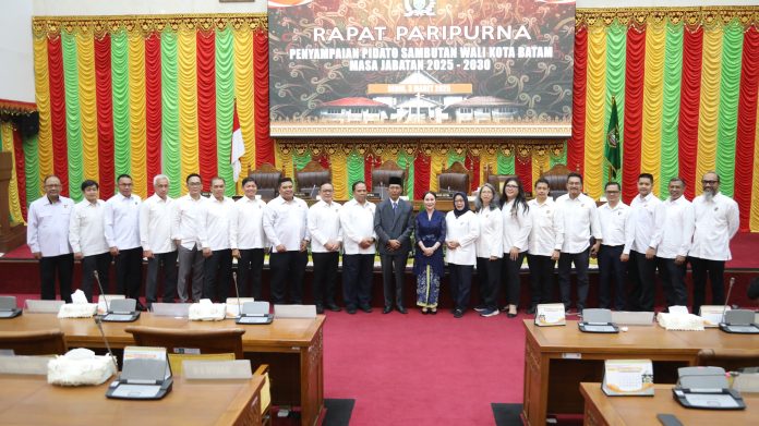 Kepala Badan Pengusahaan Batam (BP Batam), Amsakar Achmad bersama Wakil Kepala BP Batam, Li Claudia Chandra menghadiri Rapat Paripurna DPRD Kota Batam dengan agenda Penyampaian Pidato Sambutan Wali Kota Batam Masa Jabatan 2025 - 2030 pada Senin (3/3/2025). (Humas BP Batam)