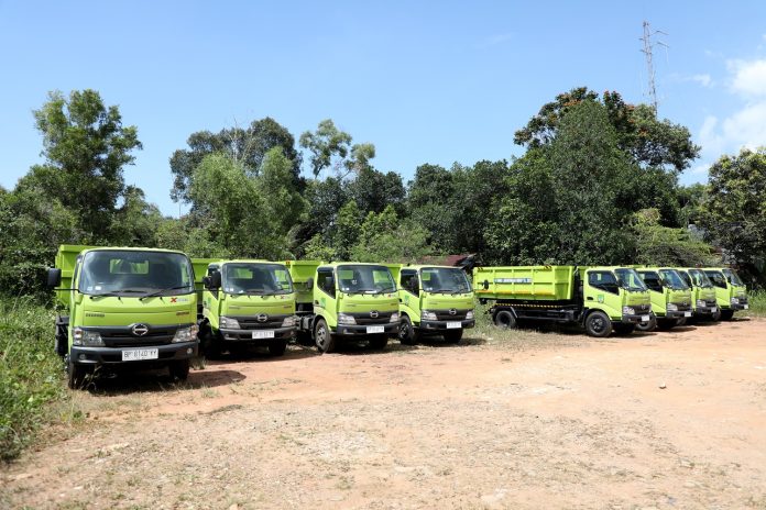 Pemko Batam sudah merealisasikan sebanyak 14 unit armada Arm roll Truk dari PT Hino untuk mendukung pengelolaan sampah. (Diskominfo Batam)