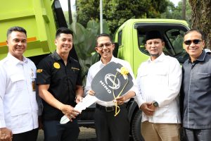 Wali Kota Batam, Amsakar Achmad menerima secara simbolis Arm Roll Truk.