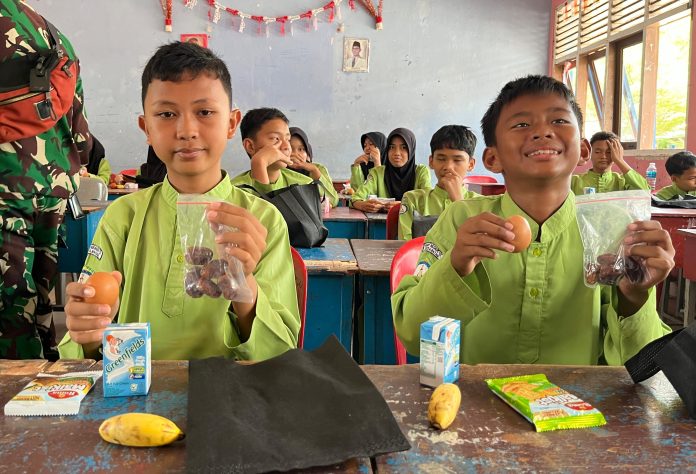 Selama Ramadan, khususnya di wilayah dengan mayoritas penerima manfaat yang berpuasa, MBG diberikan dalam bentuk paket makanan kemasan sehat. (Istimewa)
