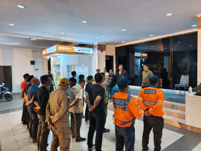 Tim Gabungan Pemerintah Kota (Pemko) Batam tertibkan 155 buah reklame mini, Sign Board dan Mini Billboard. Sebanyak 36 diantaranya besi. (Istimewa)