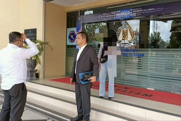 IRS (20), korban penganiayaan oleh seorang WNA, Mr CS, di salah satu apartemen di Kelurahan Teluk Tering, Batam, mengungkapkan kekecewaannya terhadap Imigrasi Batam. (Istimewa)