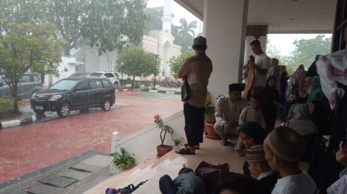 Sejumlah jamaah gagal salat di Dataran Engku Puteri Batam Center karena hujan, Senin (31/3/2025). (uly)