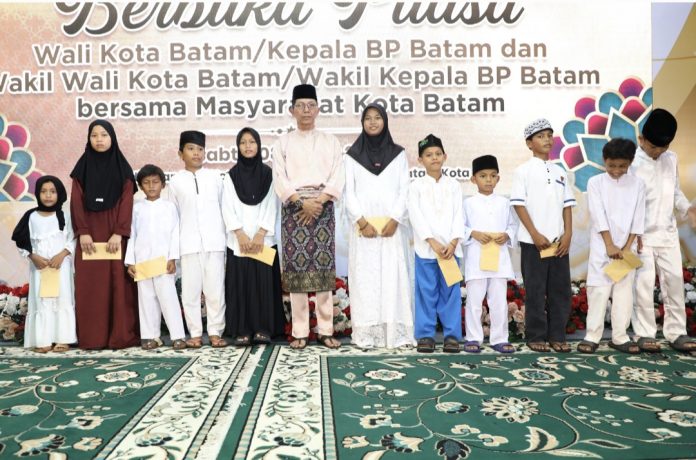 Wali Kota Batam, Amsakar Achmad menggelar buka puasa bersama masyarakat Kota Batam di kediamannya, Sabtu (8/3/2025). (IST)