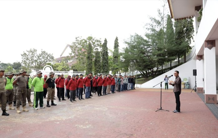 Wali Kota Batam, Amsakar Achmad, pimpin apel Satgas Dinas Kebersihan dan Sapol PP di halaman Kantor Pemerintah Kota Batam, Sabtu (15/3/2025). (Diskominfo Batam)
