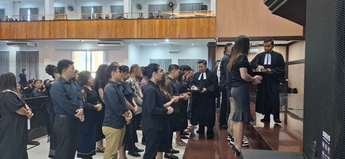 Ibadah Jumat Agung di Huria Kristen Batak Protestan (HKBP) Resort Batam Center dilangsungkan dengan sesi perjamuan kudus, Jumat (18/4/2025).
