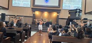 Remaja HKBP Resort Batam Center menampilkan drama penyaliban Yesus di sesi Ibadah Ulaon Nahohom, Jumat (19/4/2025)