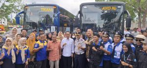 Wali Kota Batam, Amsakar Achmad, mengapresiasi peluncuran 13 bus trans baru di Kota Batam. (uly)