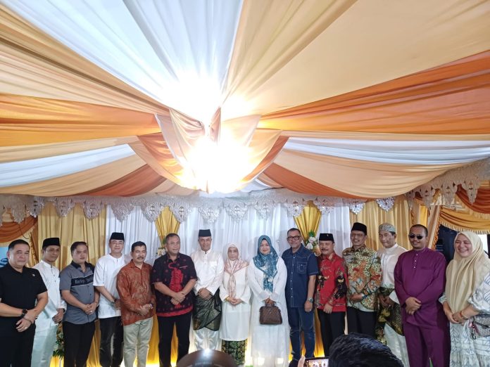 Sejumlah masyarakat Kota Batam hadiri halal Bihalal Wakil Ketua I DPRD Kota Batam, Aweng Kurniawan di momen Idul Fitri 2025. (Istimewa)