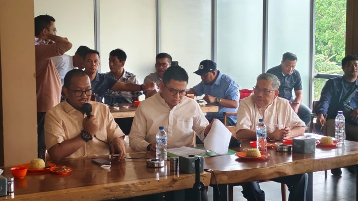 Anggota DPR-RI dapil Kepri, Endipat Wijaya menggelar audiensi bersama sejumlah mahasiswa di Kota Batam membahas RUU TNI, Jumat (11/4/2025). (Istimewa)