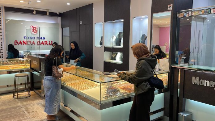 Meskipun harga emas terus naik, minat masyarakat Kota Batam untuk membeli emas juga meningkat, hampir Rp 2 juta pergramnya. (uly)