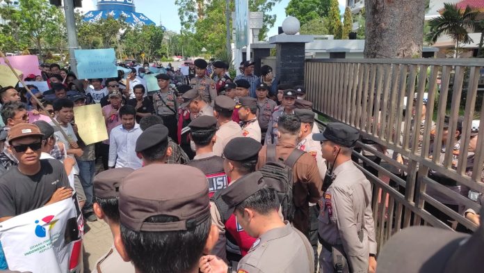 Sejumlah warga Kota Batam, Provinsi Kepri menggelar aksi unjuk rasa di depan Kantor Imigrasi Kelas I Khusus TPI Batam pada Senin (21/4/2025). (Istimewa)