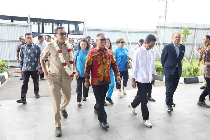 Wali Kota Batam, Amsakar Achmad sambut Ketua MPR RI Ahmad Muzani dan Menteri P2MI Abdul Kadir Karding di Bandara Internasional Hang Nadim. (Diskominfo Kota Batam)
