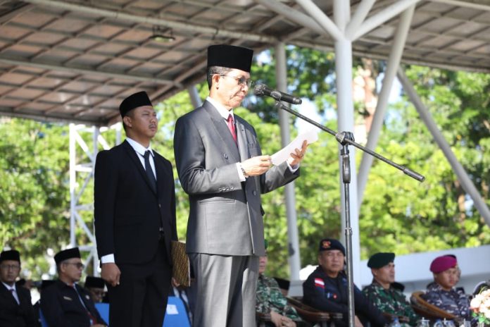 Pemko Batam menggelar upacara dalam Peringatan Hari Otonomi Daerah ke-29 dan Hari Kartini, Jumat (25/4/2025). (Diskominfo Kota Batam)